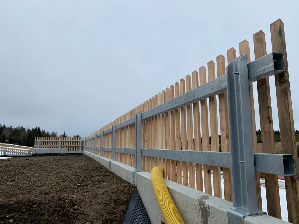 Stahl-Zaun mit Holz, Tellerhäuser, 2020