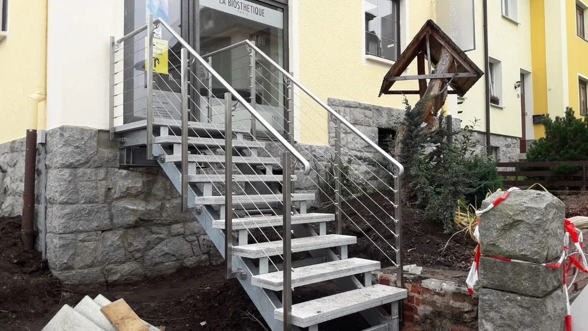 Außentreppe aus Stahl mit Geländer aus Edelstahl an einer Hausfassade in Aue
