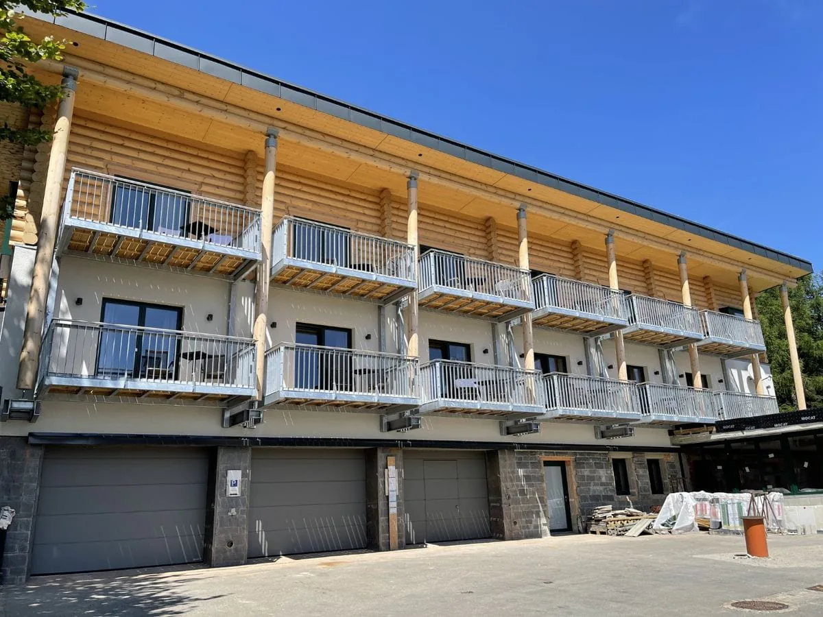 Verzinkte Balkonanlage aus Stahl an einer Hausfassade in Kurort Oberwiesenthal