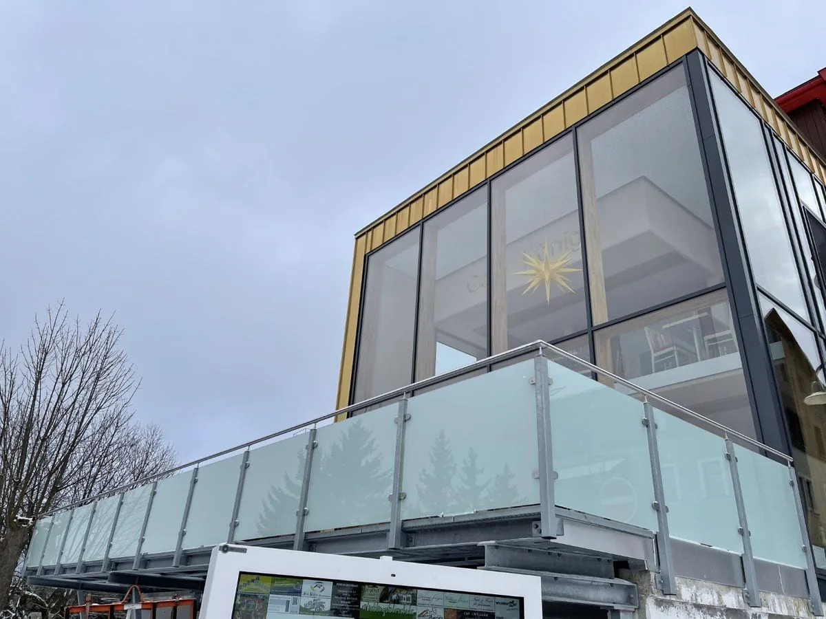 Vollglasgeländer mit Edelstahlbeschlägen an einem Balkon in Kurort Oberwiesenthal