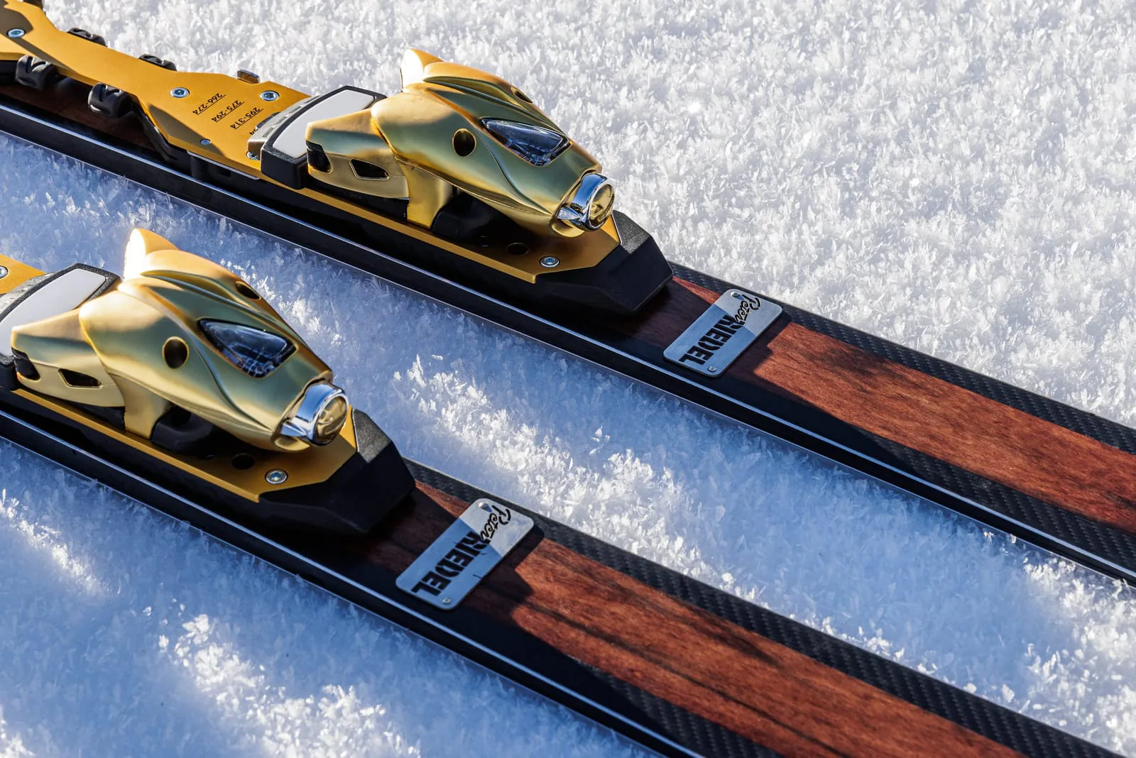 Goldfarbene Bindung mit eingelassener Riedel-Plakette auf dem Skideck