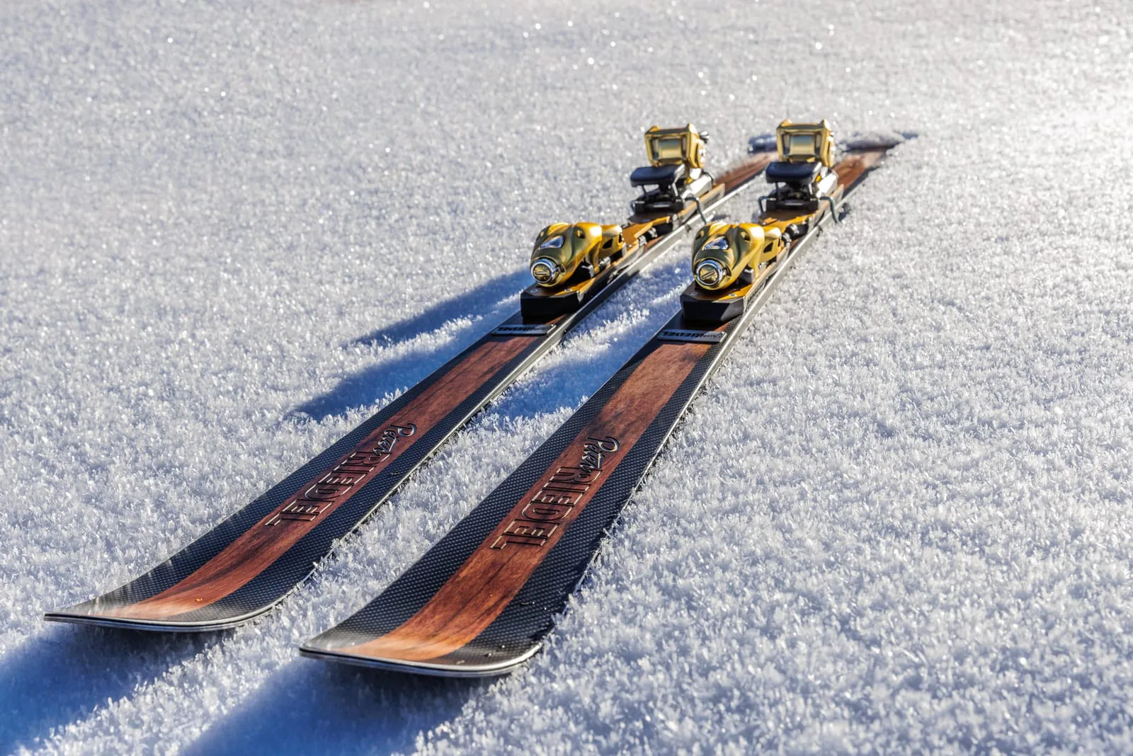 Handgefertigtes Alpinski-Paar in strenger Diagonale im Schnee