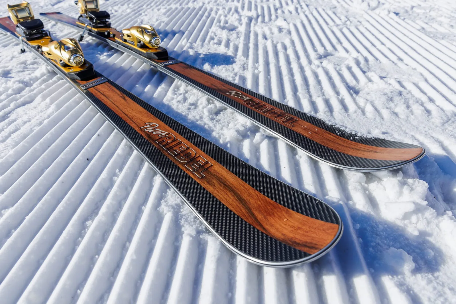 Handgefertigtes Alpinski-Paar auf frisch präparierter Piste am Fichtelberg