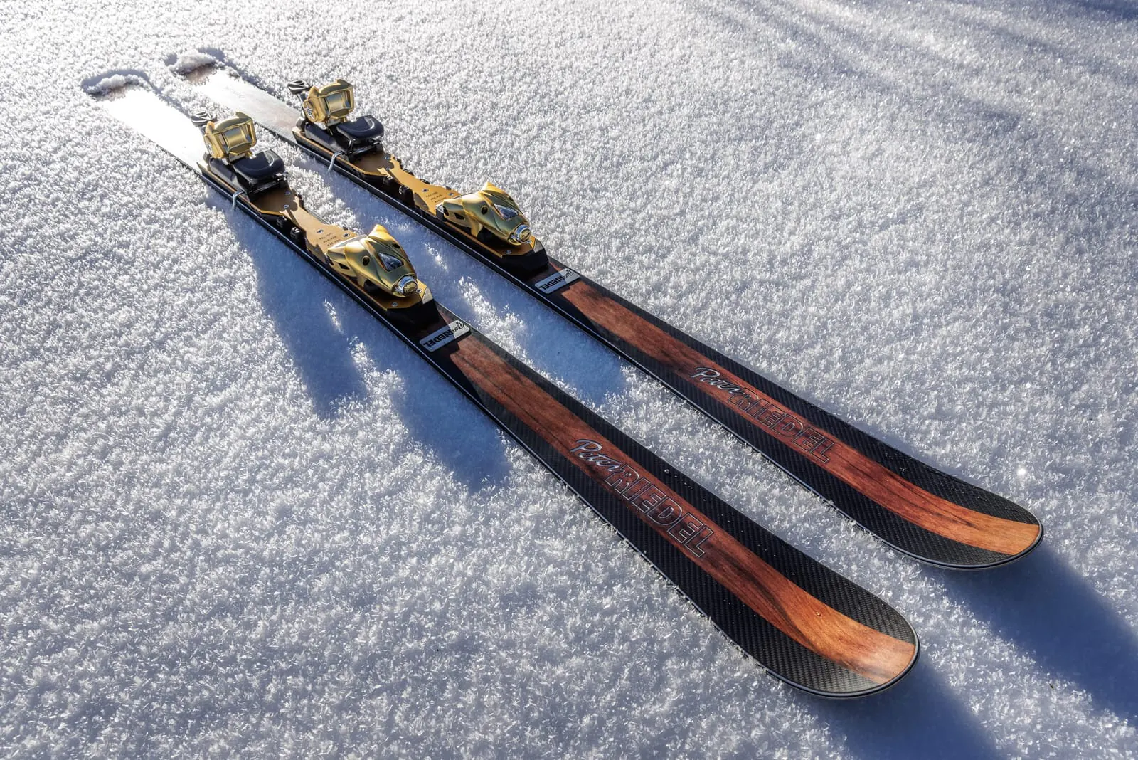 Alpinski-Paar mit Holzfurnier auf Carbon im Pulverschnee
