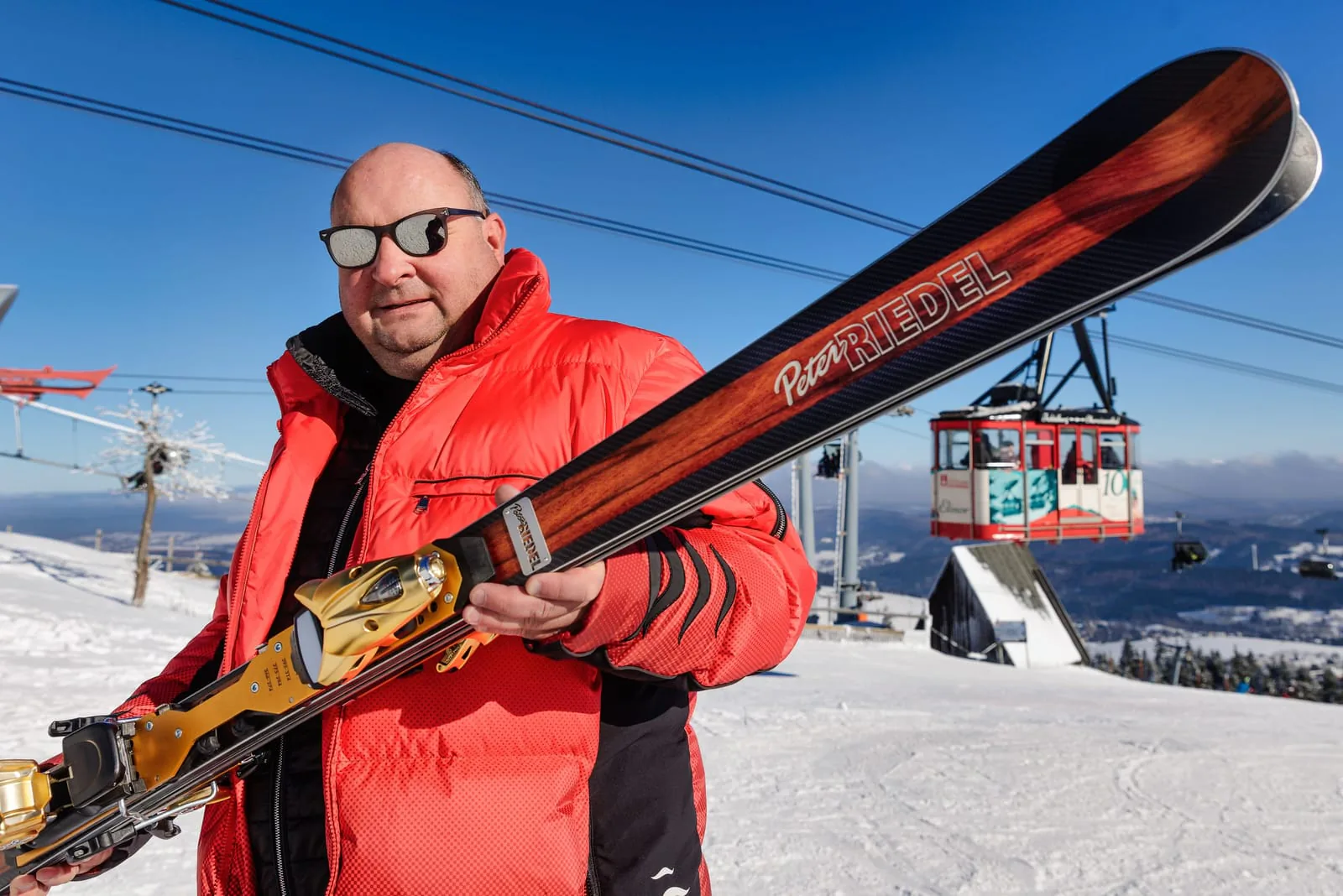 Schriftzug Peter Riedel auf dem Deck eines handgefertigten Alpinskis
