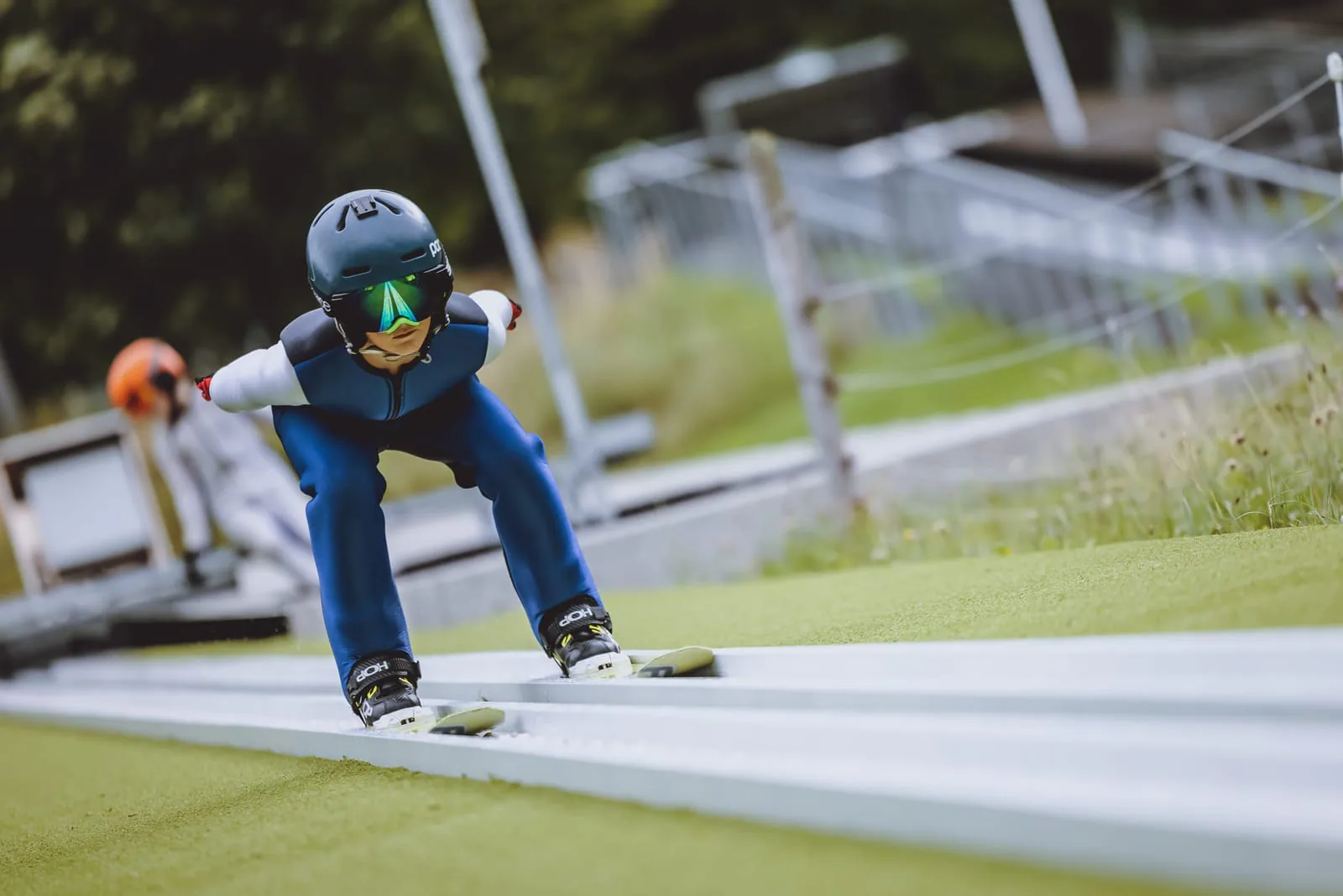Nachwuchsathlet in der Anfahrtshocke auf der CLUBTRACK Anlaufspur