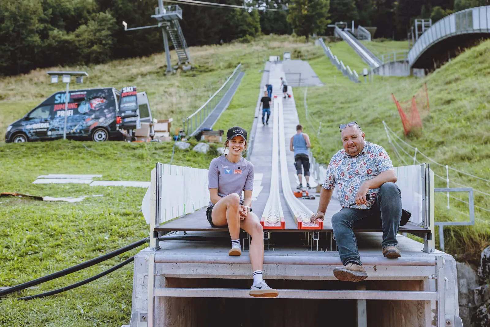 Athletin und Peter Riedel auf dem Schanzentisch über der fertigen CLUBTRACK Anlaufspur