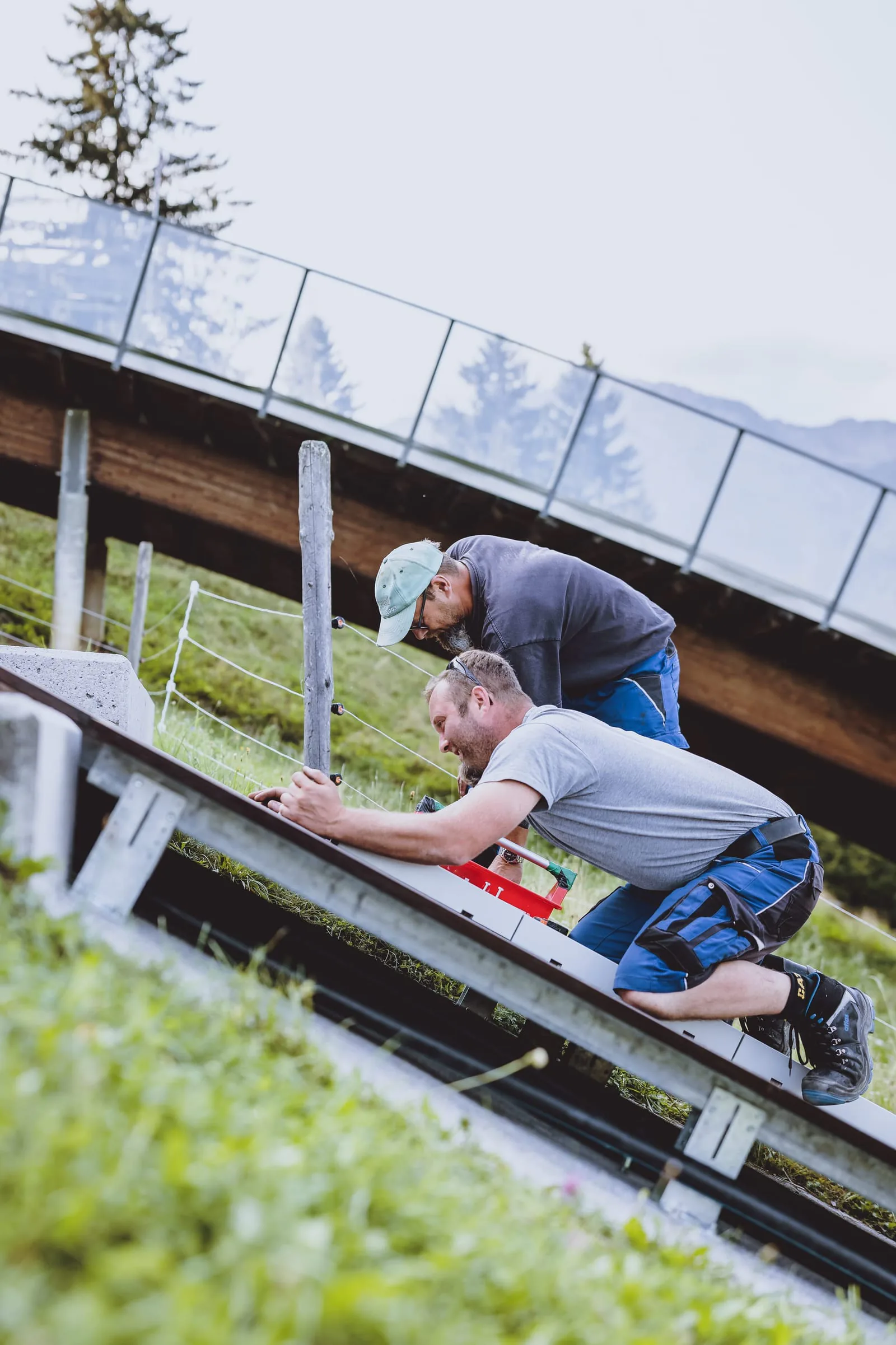 Monteure verschrauben die CLUBTRACK Anlaufspur auf der Stahlkonstruktion des Anlaufs
