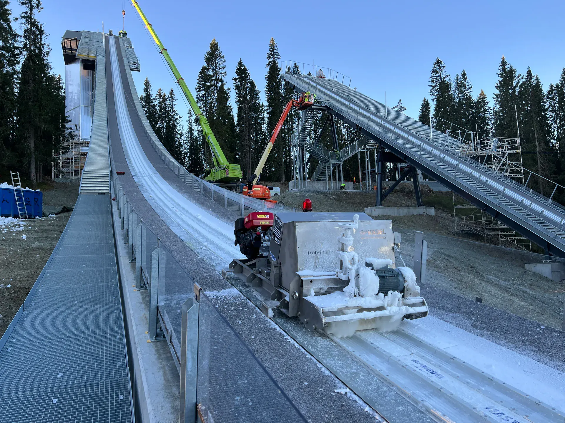 Montage einer Anlaufspur auf einer Skisprungschanze