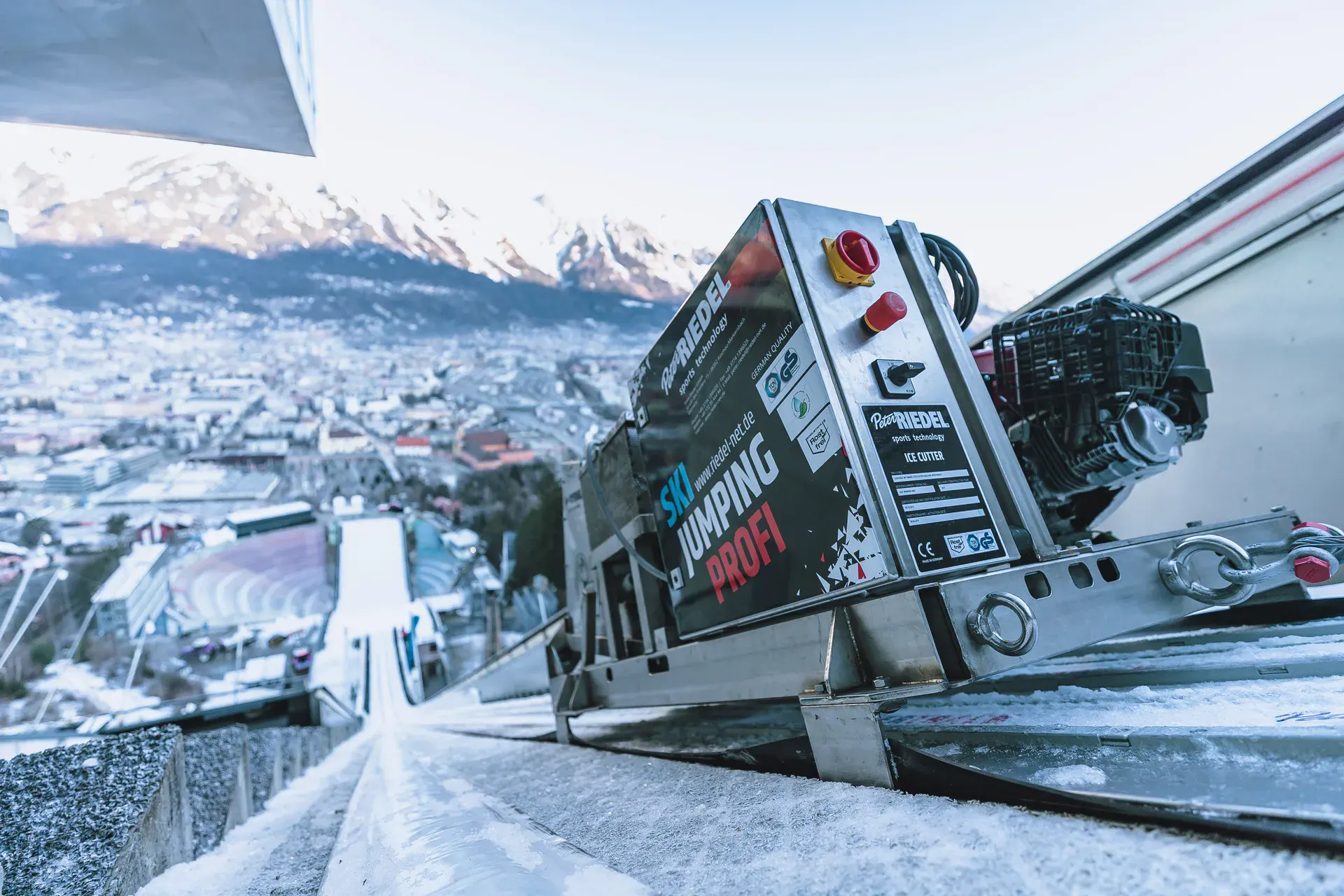 Ice Cutter von Peter Riedel auf der Anlaufspur der Bergiselschanze über Innsbruck