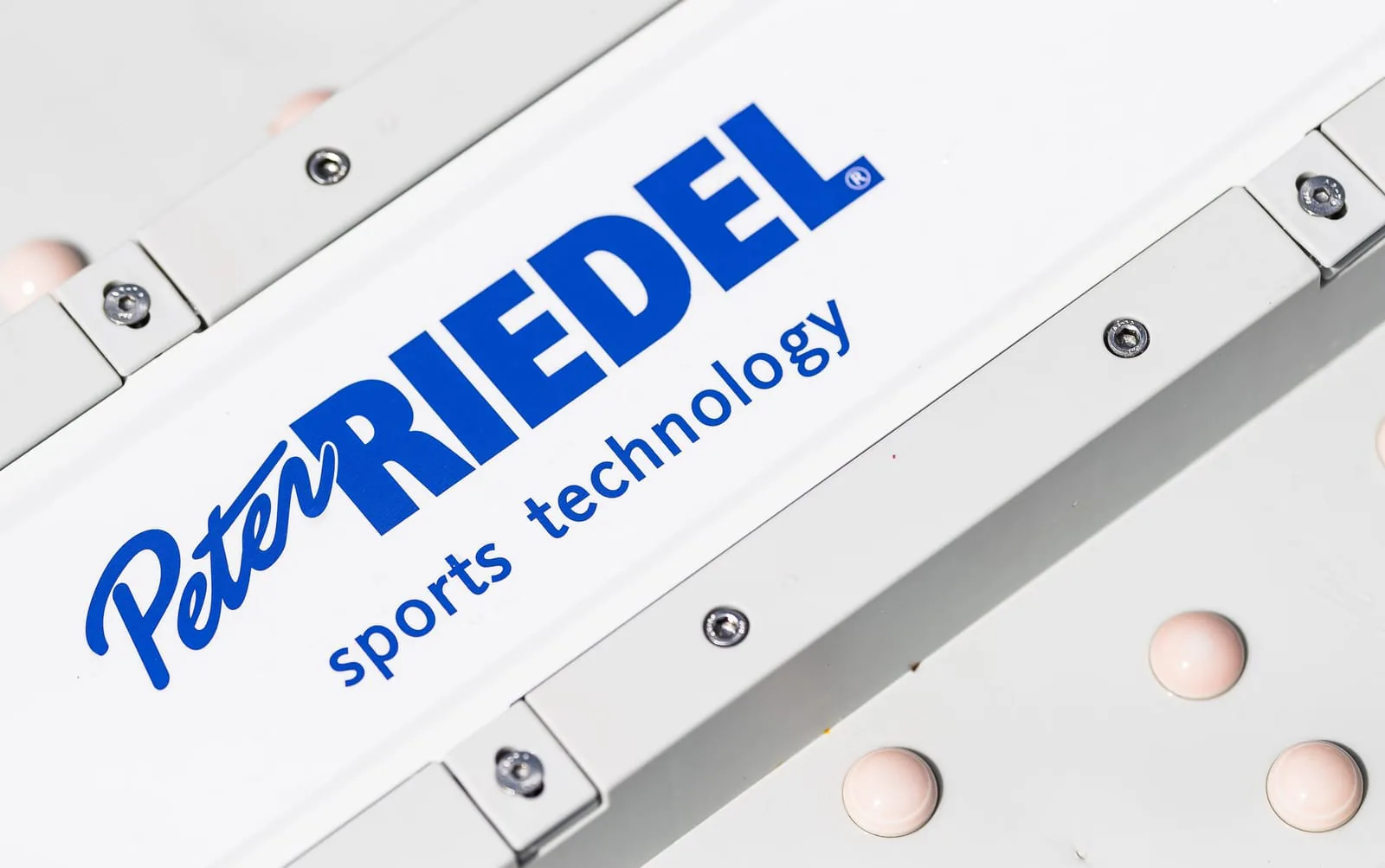 Schriftzug Peter Riedel sports technology auf einem Spurprofil der MASTERTRACK
