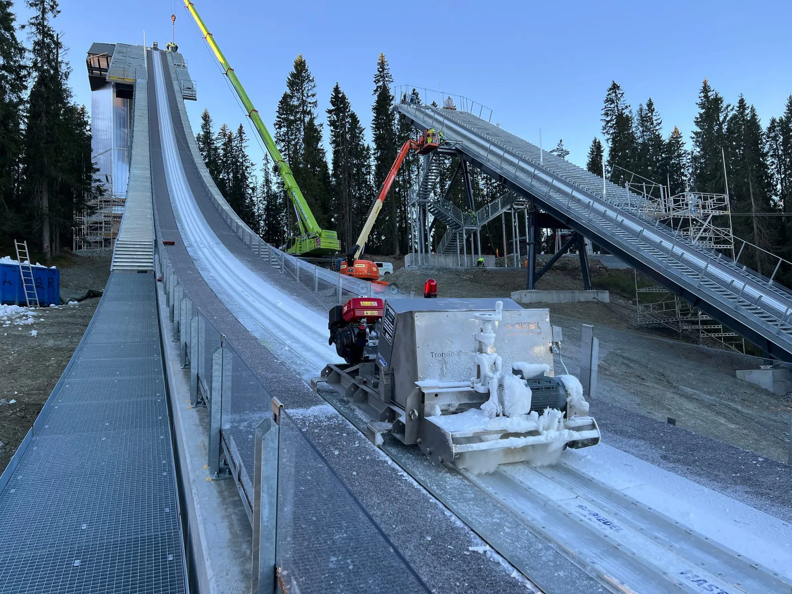 Große Skisprungschanze mit Anlaufspur der Peter Riedel GmbH