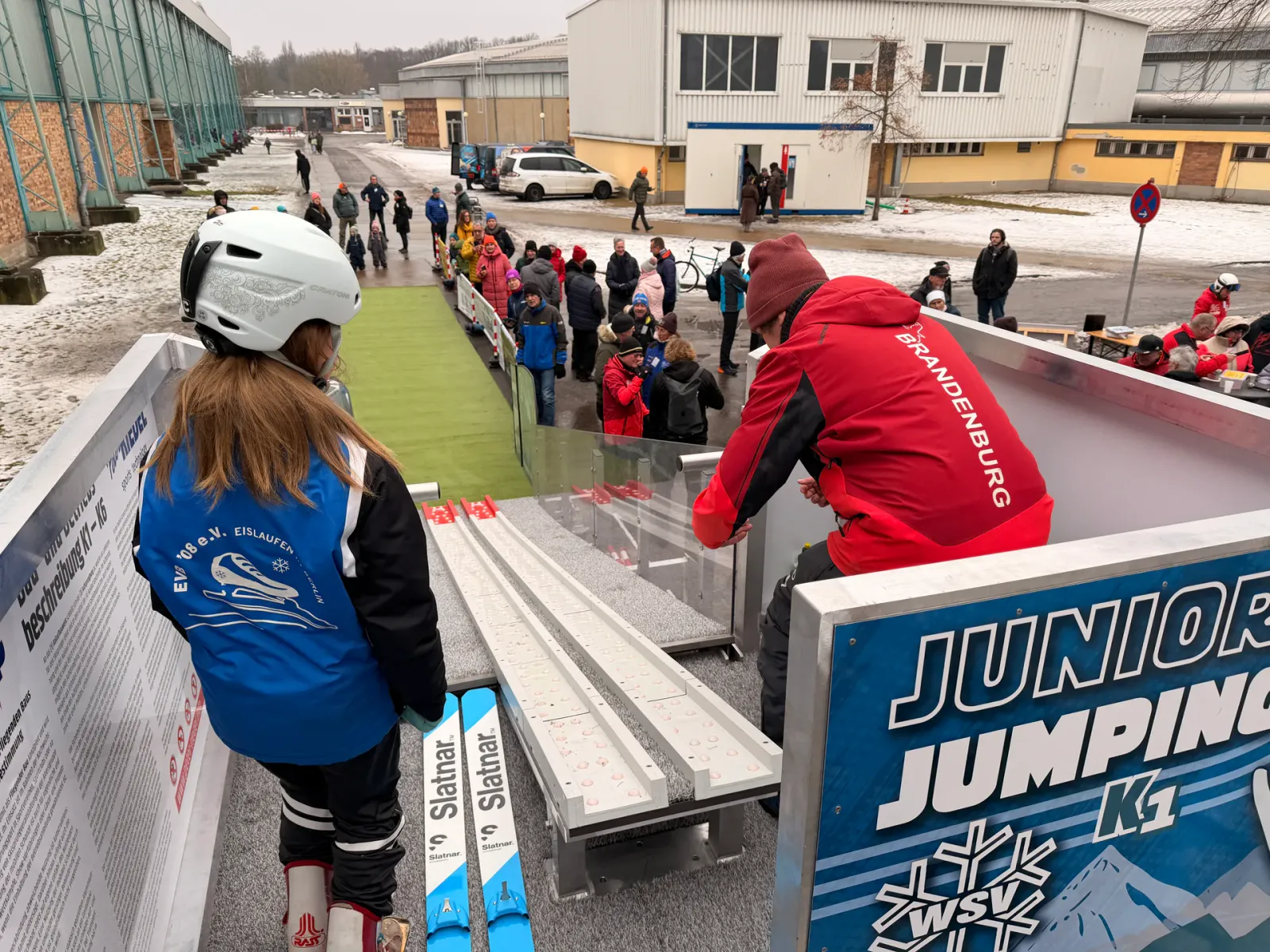 Mobile Skisprungschanze bei einer Veranstaltung