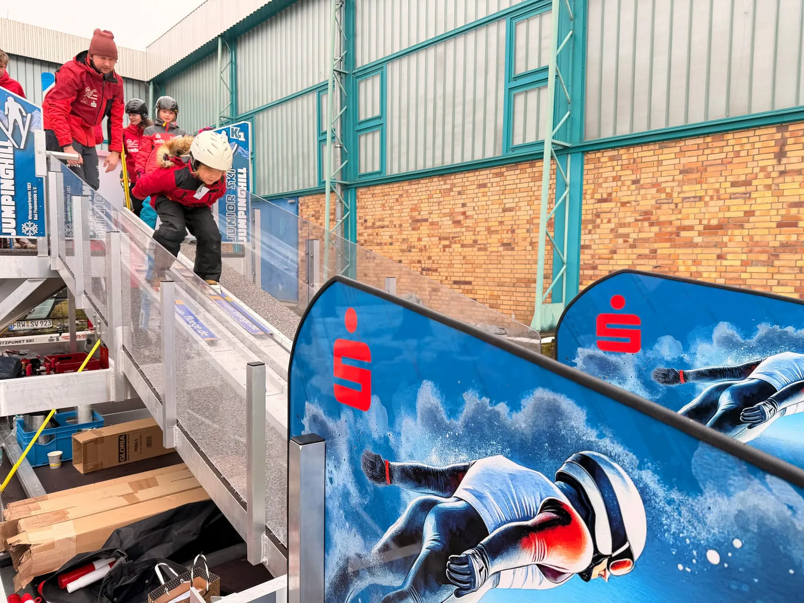 Kind mit Helm setzt am oberen Ende der MOBILE JUMP zum Anlauf an