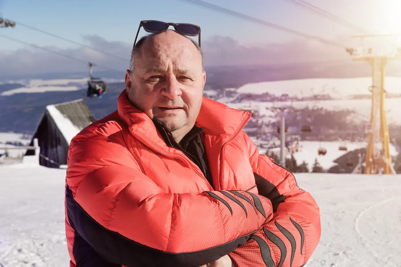 Peter Riedel vor einer Skisprungschanze
