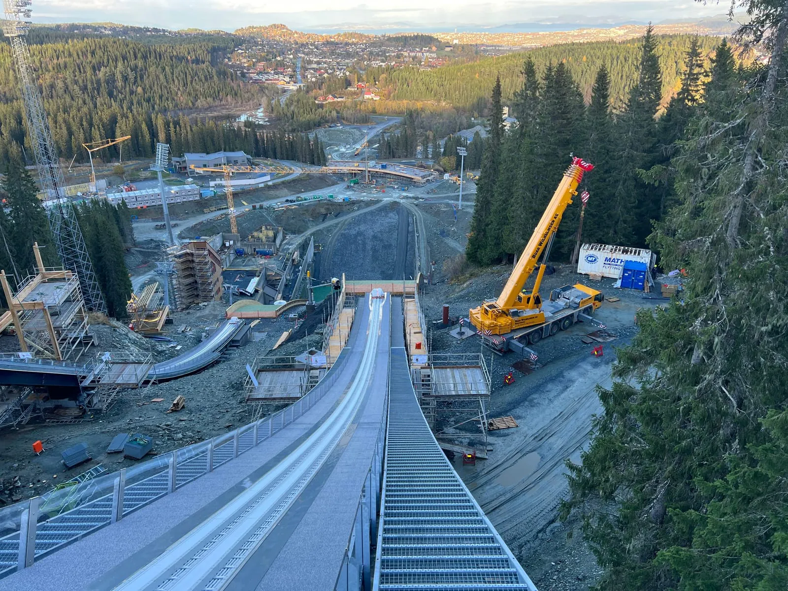 Stahlbau am Anlaufturm einer Skisprungschanze