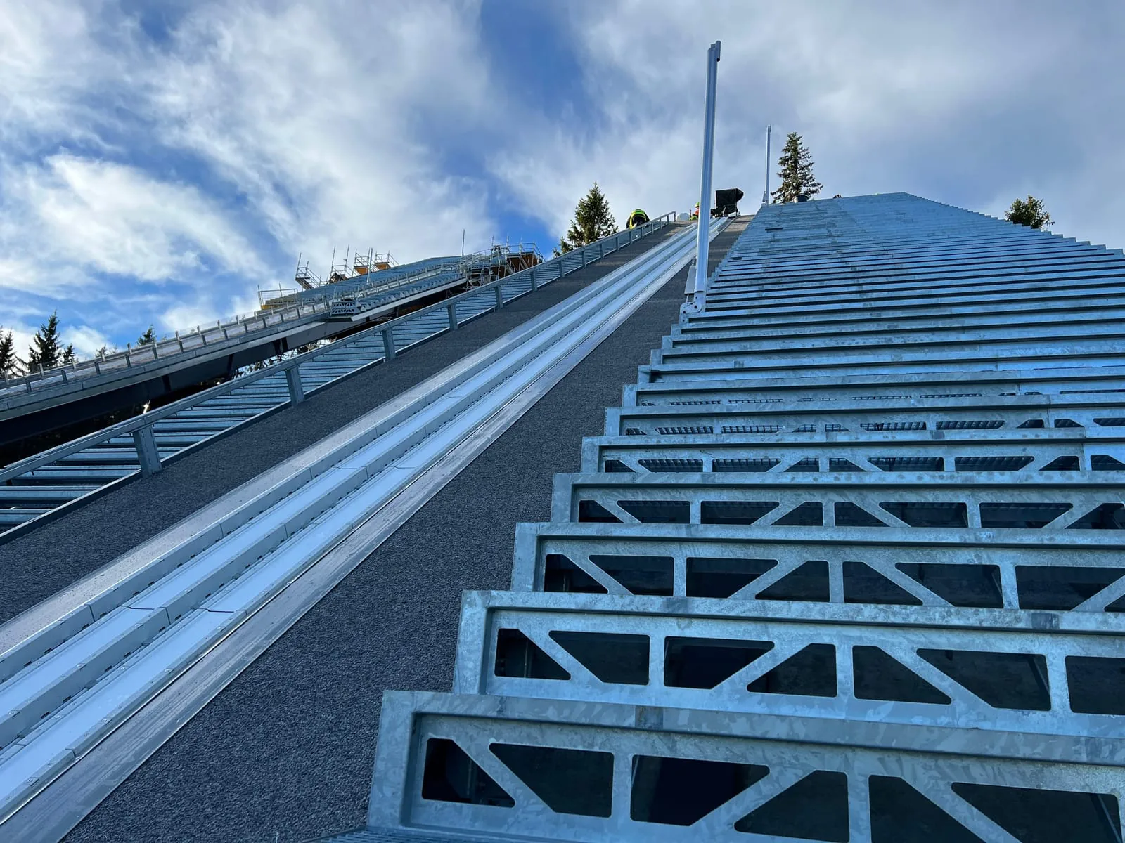 Verzinkte Stahltreppe entlang des Anlaufs einer Skisprungschanze