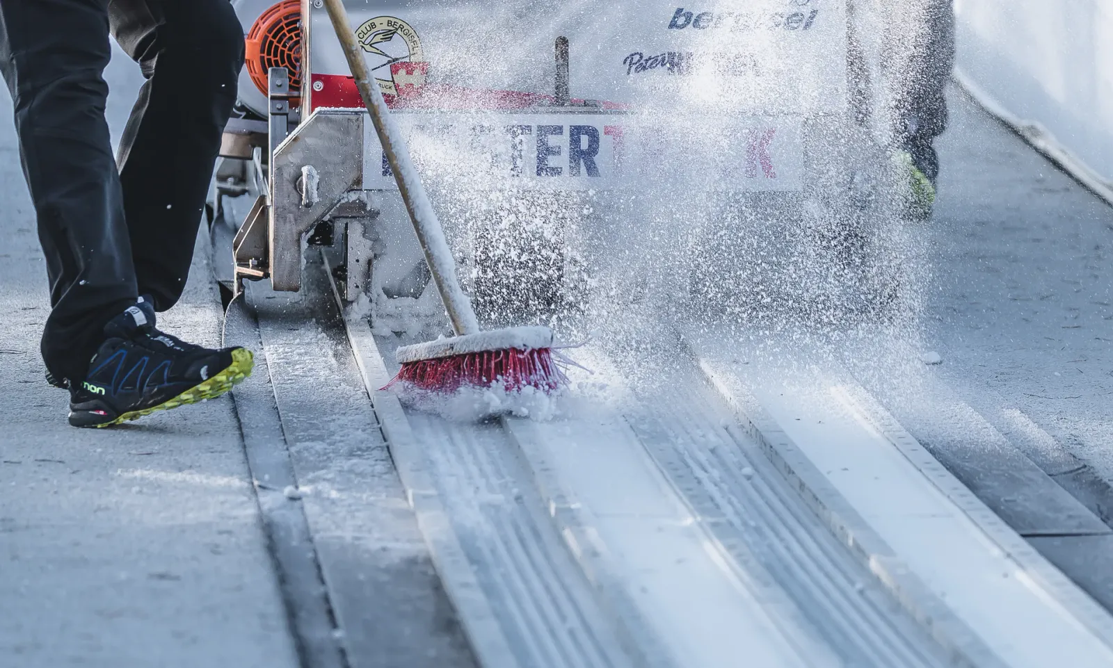 Aufbereitung einer MASTERTRACK-Eisspur auf der Bergiselschanze in Innsbruck